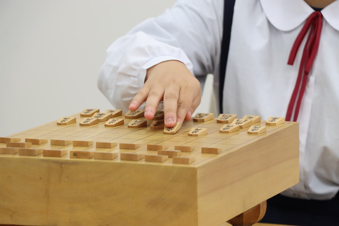 将棋を指す加古瑠莉那さん