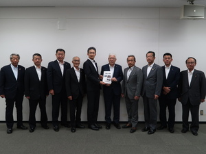 写真:要望書提出の様子1