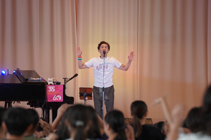 パフォーマンスを披露するKATSUMIさん