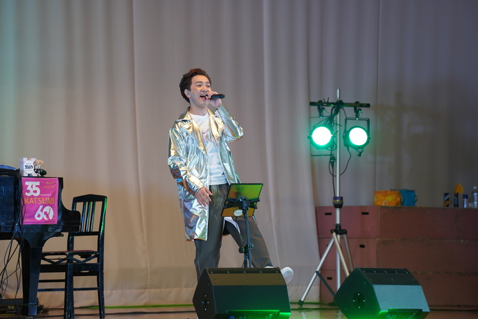パフォーマンスを披露するKATSUMIさん