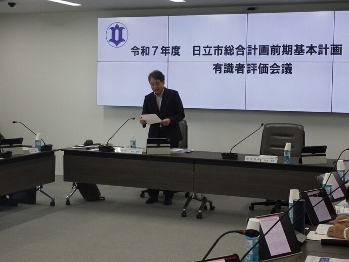 令和7年度総合計画前期基本計画有識者評価会議の写真1（委員長挨拶時）