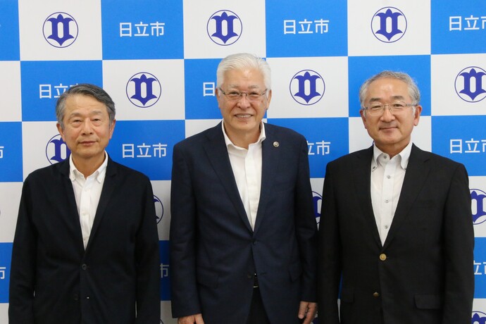 市民吹奏楽団の皆さんと小川市長