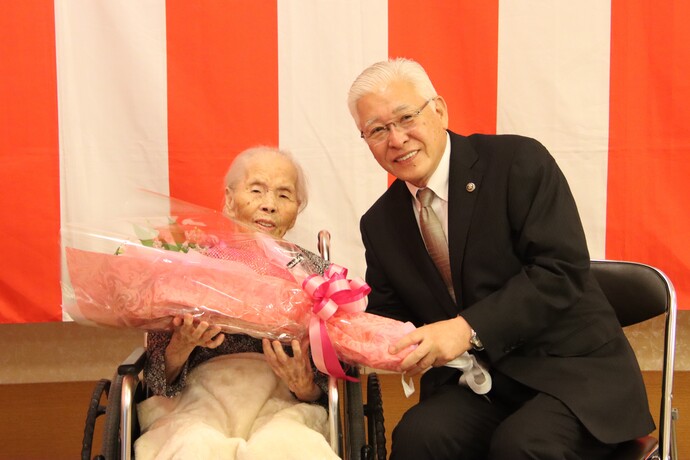市内最高齢者となる森田さんと小川市長