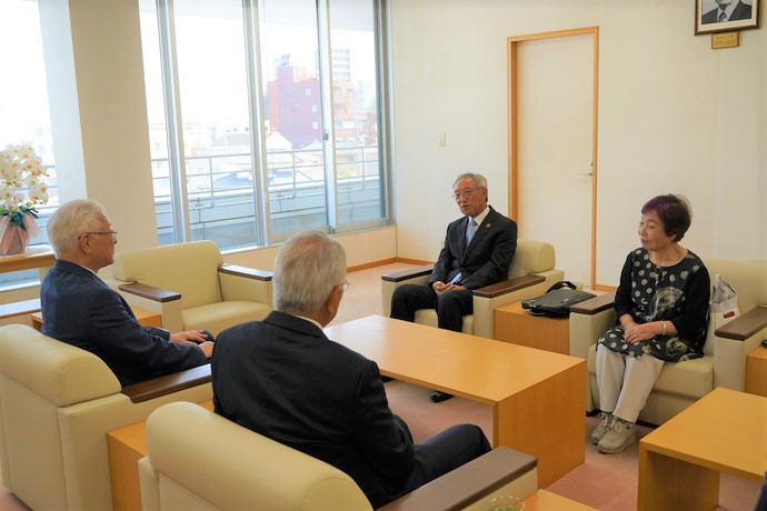 市長と消防功労者の歓談の様子