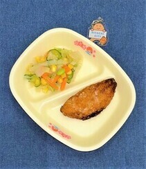 写真：あじ竜田揚げ、こんにゃくサラダ