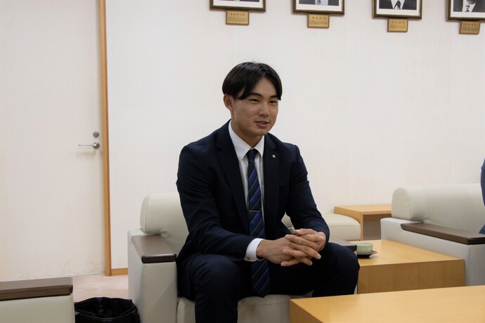 大会結果を報告する吉川選手