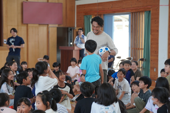 写真：市内の小学生と笑顔で交流