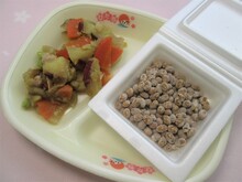 写真：納豆ととり肉と根菜のうま煮