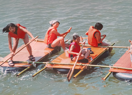 山中友子隊体験村での手作りいかだで久慈川を川下りしている様子の写真