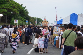 たくさんの人でにぎわいを見せる祭り会場