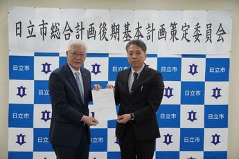 池内委員長に諮問書を手交