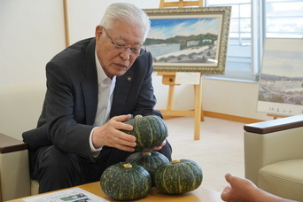 茂宮かぼちゃを手に取る市長