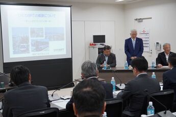 視察に先立ち挨拶を述べる小川市長