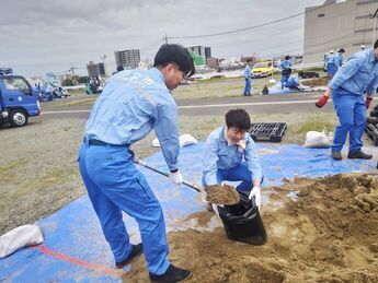 土のう作成訓練の作業風景