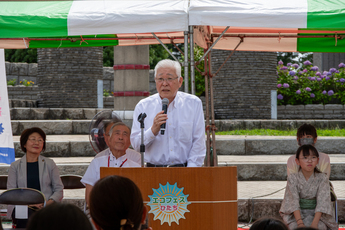 開会式で挨拶をする小川市長