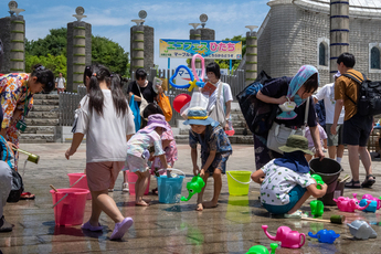 会場で実施した打ち水の様子