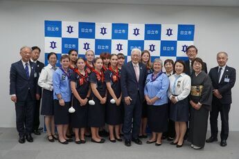 タウランガ市ガールガイドの皆さんとの記念写真