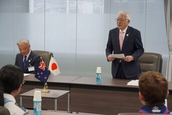 ガールガイドの皆さんに挨拶を述べる小川市長