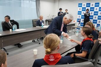 ガールガイドの皆さんに名刺を手交する小川市長