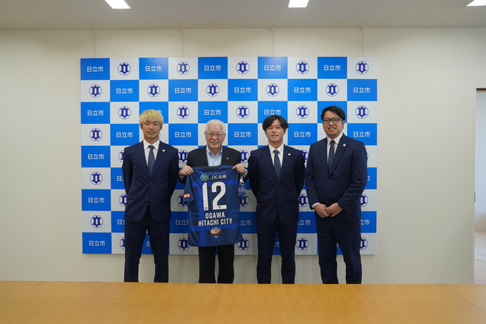 水戸ホーリーホックの小島社長、日立市PR大使の多田選手、粟飯原（あいはら）選手と小川市長