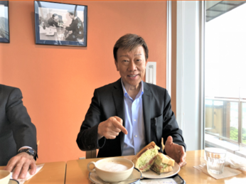 吉田正記念館で名物の焼きサンドを召し上がる橋さん