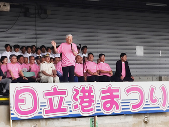 開会式で挨拶をする小川市長