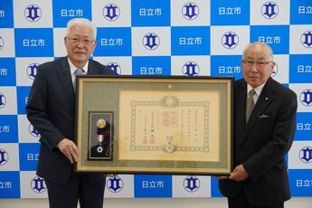 日高学区市民自治会の志賀勝弘会長と小川市長