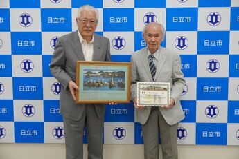 北沢計さんと小川市長の記念写真