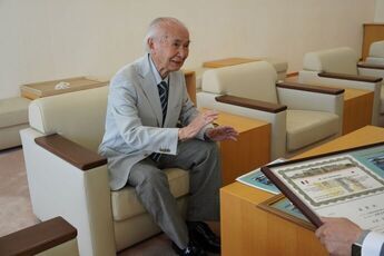 市長に受賞報告をする北沢計さん