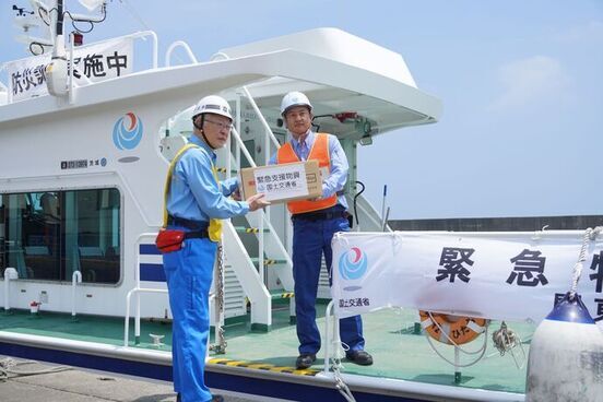 支援物資を受け取る小川市長