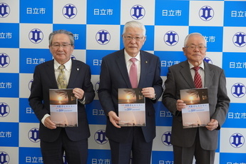 左から、鈴木東男会長、小川市長、照沼由喜夫副会長