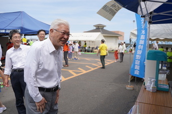 会場のブースを訪れる小川市長