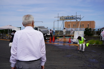 ゲリラ豪雨体験を見学する小川市長