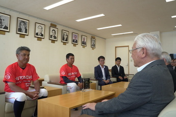 意気込みを述べる林監督とそれを聞く市長