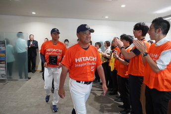 市職員に拍手で迎えられる日製野球部の皆様