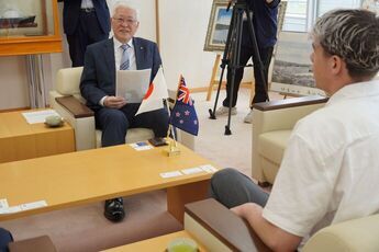 ジャスティンさんの意気込みを聞く小川市長