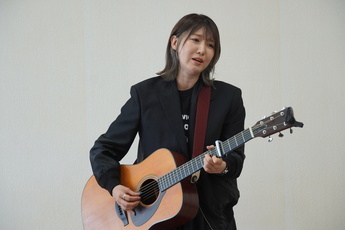 「いつでも夢を」を歌唱するおかゆさん