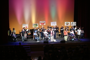 コンサートの一部に市長が出演する様子