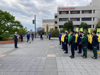 「令和7年春の全国交通安全運動」の出陣式で挨拶をする小川市長