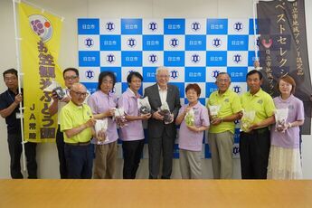 折笠ぶどう部会の皆様との集合写真