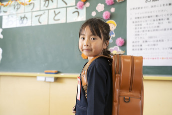 新しいランドセルを着用する新一年生