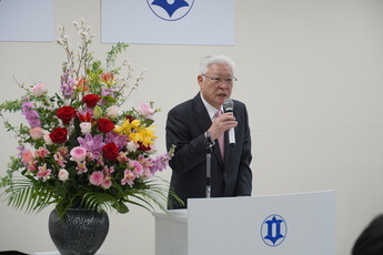 入所式で挨拶を述べる小川市長