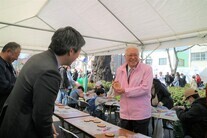 さくらまつりのブースに立ち寄る小川市長