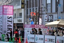 さくらロードレースのスターターを務める小川市長