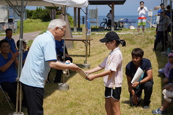 臨海子ども会の参加者に記念品を渡す小川市長