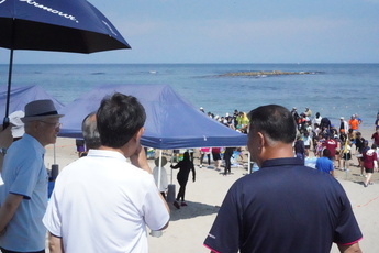 海を楽しむ子どもたちを見学する市関係者