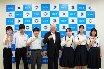 ホームステイ体験に参加する市内中学校の生徒の皆さんと市長