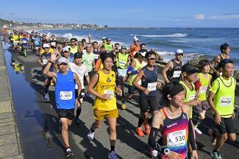 昨年のシーサイドマラソンの様子（海沿いを駆け抜けるランナー）