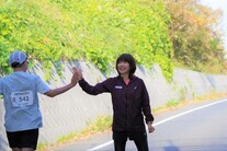 沿道でランナーを激励する高橋尚子さん