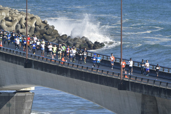 昨年のシーサイドマラソンの様子（シーサイドロードを疾走する選手たち）